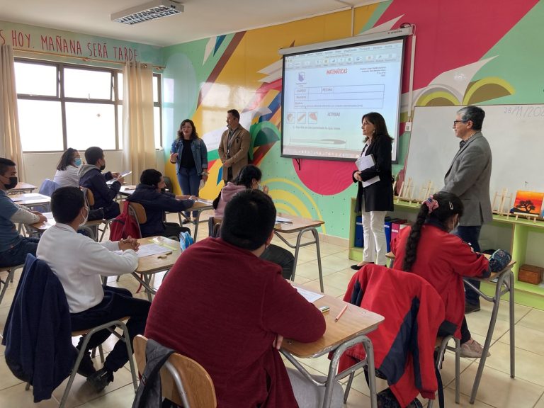 Entregan recursos para equipamiento tecnológico a 8 escuelas especiales de la región