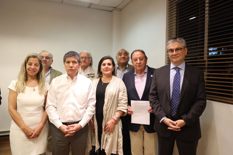 Gobierno firma principio de acuerdo con gremios de transporte terrestre