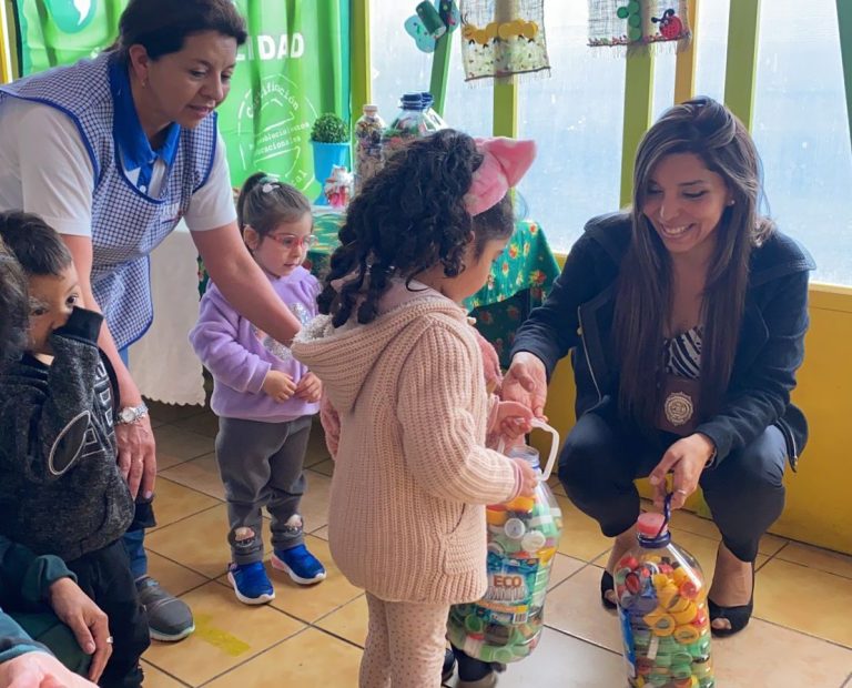 Preparan la primera entrega de tapitas recicladas para ayudar a pacientes oncológicos