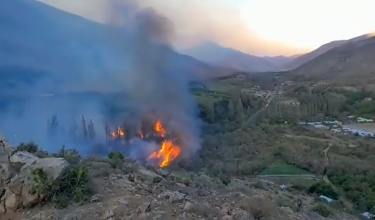 ALERTA ROJA: Incendio arrasa con 30 viviendas en Monte Patria