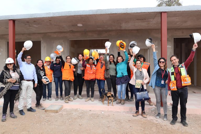 Autoridades destacan inclusión laboral de la mujer en obras de reposición de la Escuela de Barraza en Ovalle.