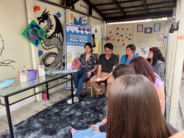 Adolescentes del sistema residencial de mejor Niñez conocen a escritor de “La Pajarera”
