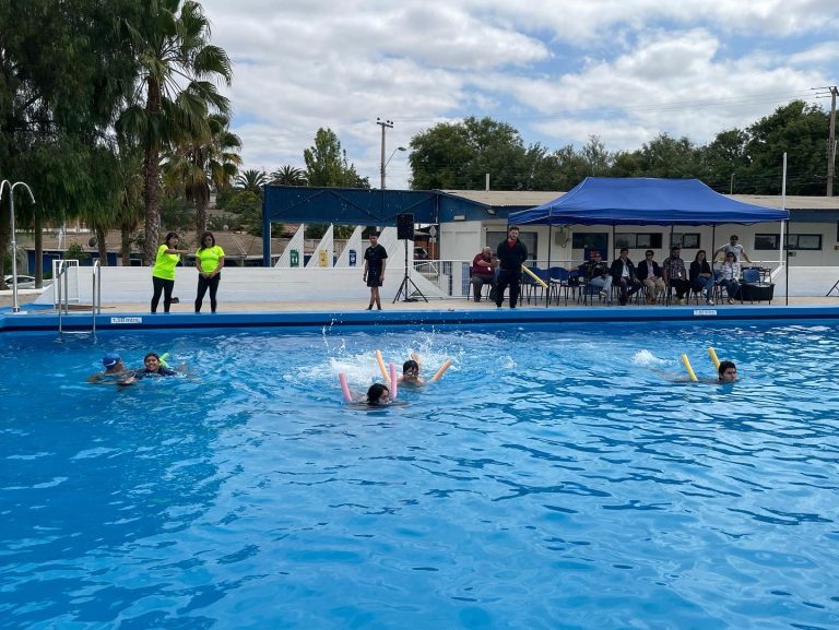 Se lanzaron los cursos de natación gratuitos en la Piscina Municipal de Ovalle