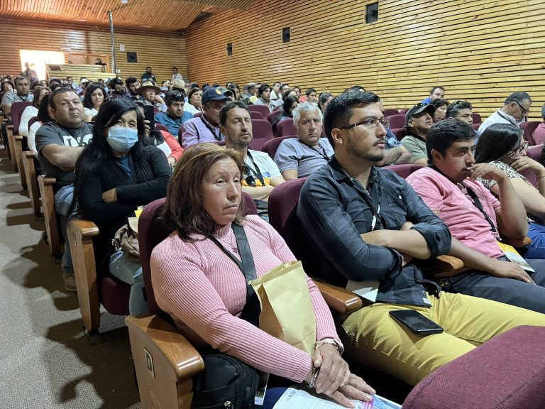 Crianceros y crianceras participan de seminario sobre alimentación, genética y bienestar animal caprino.