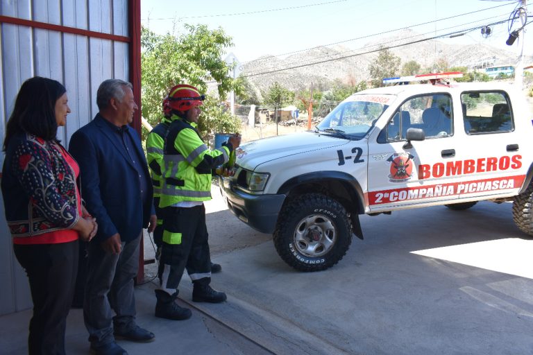 Municipalidad de Río Hurtado entrega vehículo a Bomberos para acudir a emergencias