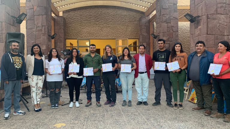Vecinos de Río Hurtado se certificaron en artesanías, artes plásticas y fotografía