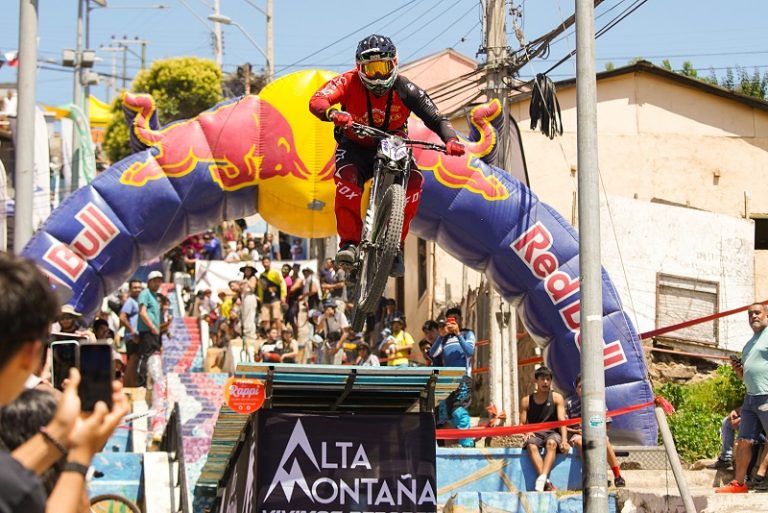 Coquimbo vibró con la competencia de descenso urbano “Conquistando el cemento”