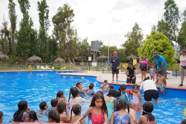 Monte Patria da inicio a sus talleres de natación gratuitos