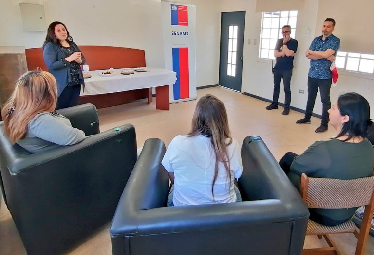 Adolescente se prepara para la reinserción social y laboral gracias a la manicura