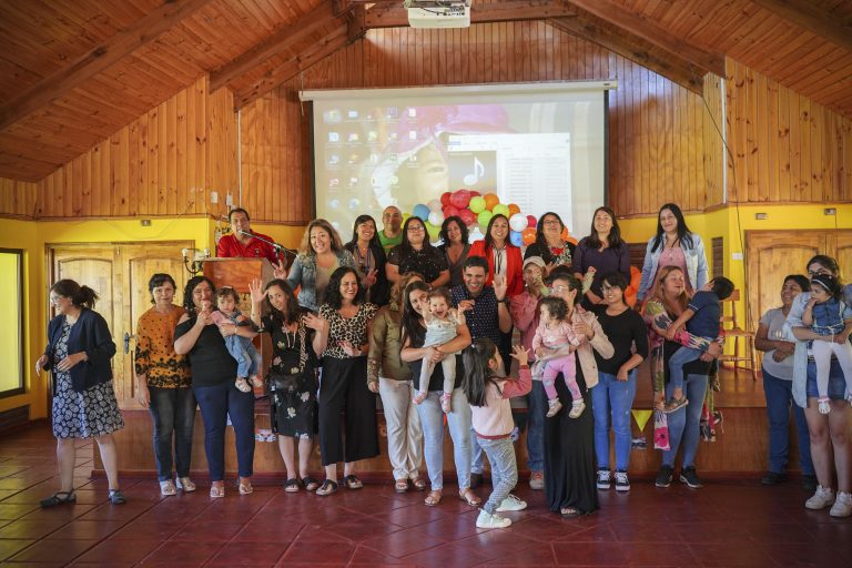 Programa “Crecer Jugando” de Infancia Primero certifica<br>a madres, padres y cuidadores de Monte Patria
