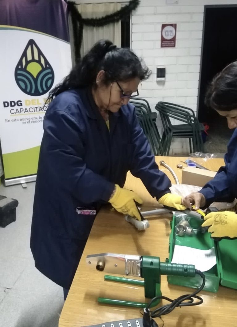 Mujeres de Sotaquí reciben capacitación en gasfitería  gracias a fondo concursable de Aguas del Valle