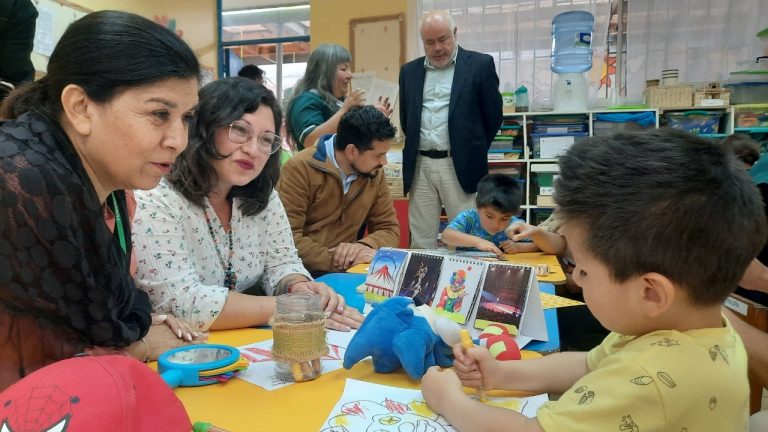 Cerca de 2.300 familias reciben material que estimula el desarrollo socioemocional de niños y niñas