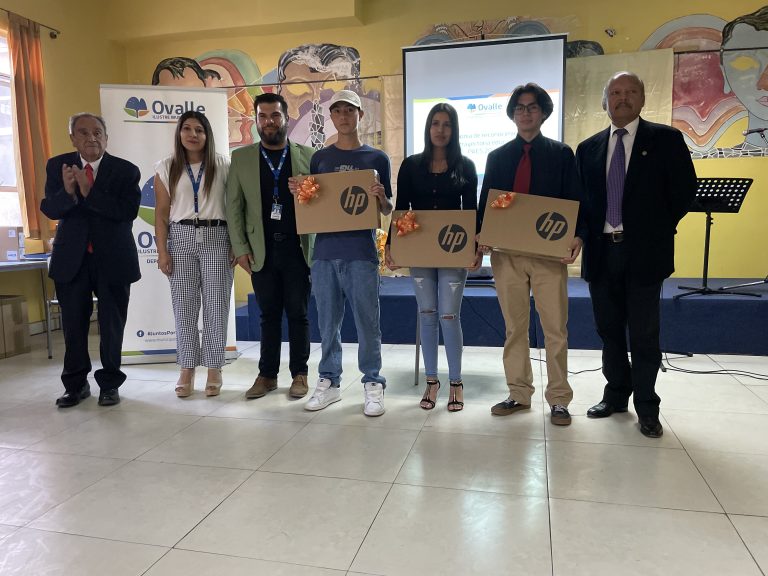 Ovalle reconoce a sus estudiantes con desempeño destacado en la PAES 2022