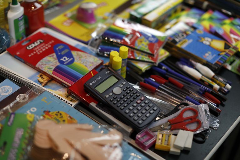 <strong>Mineduc entrega orientaciones a apoderados para la compra de útiles, textos y uniformes escolares</strong>