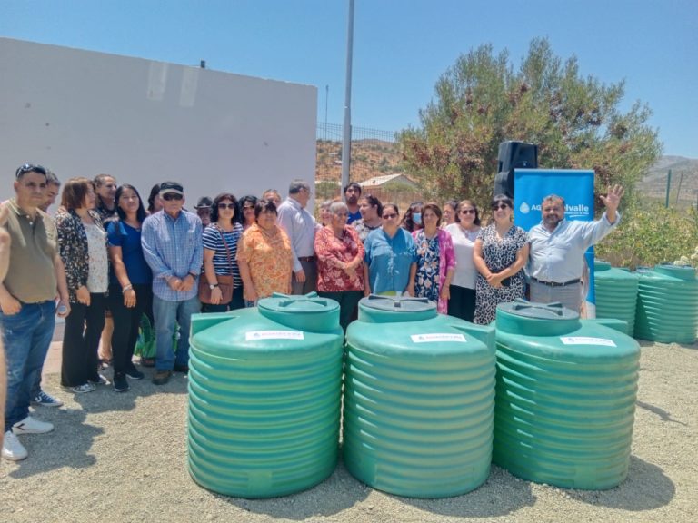 Aguas del Valle y vecinos de Punitaqui implementan sistema de estanques para adultos mayores