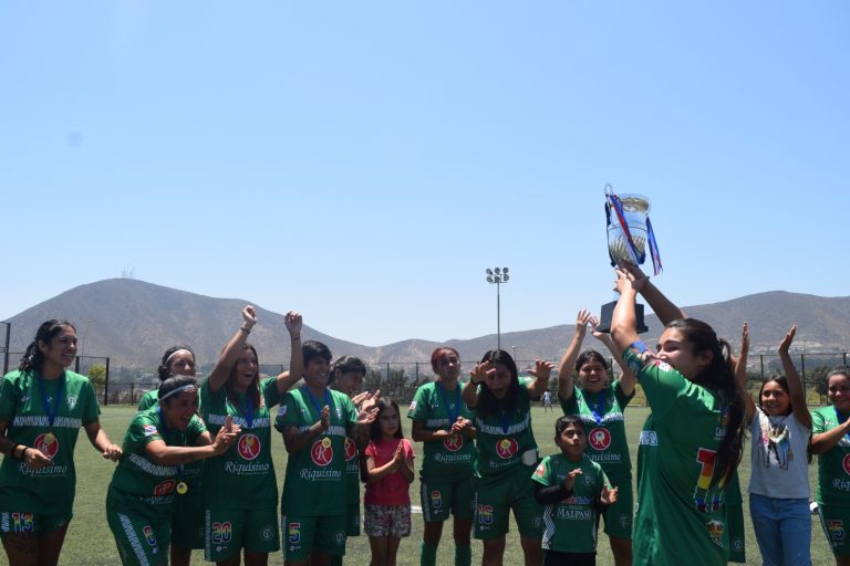 CSD Ovalle levanta una nueva copa de campeón regional de fútbol femenino