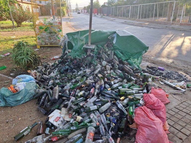 Queman campana de reciclaje de botellas de vidrio en Ovalle