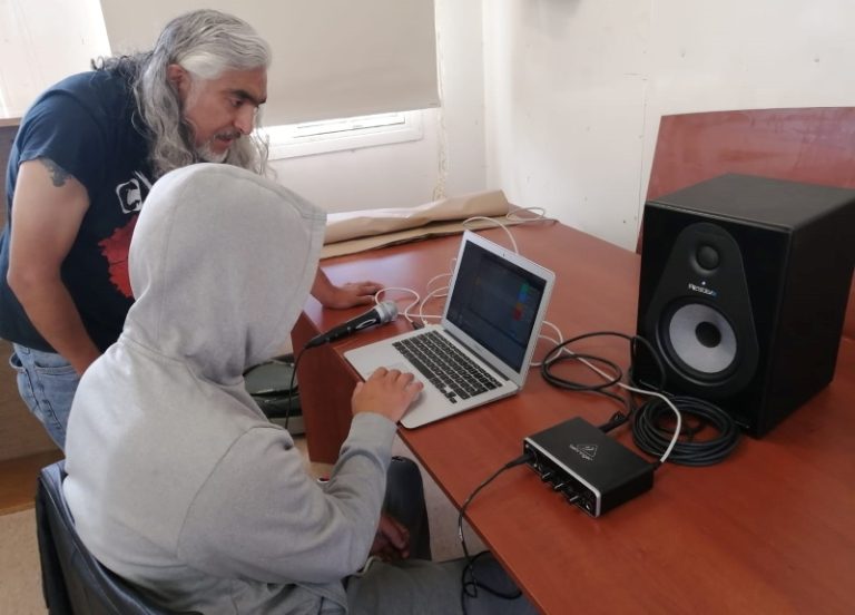Jóvenes en proceso de reinserción componen e interpretan sus propios temas musicales