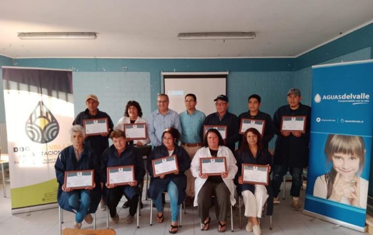 Vecinos de La Silleta se capacitan en gasfitería con fondo concursable de Aguas del Valle