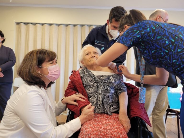 Refuerzan vacunación simultánea de Influenza y Covid