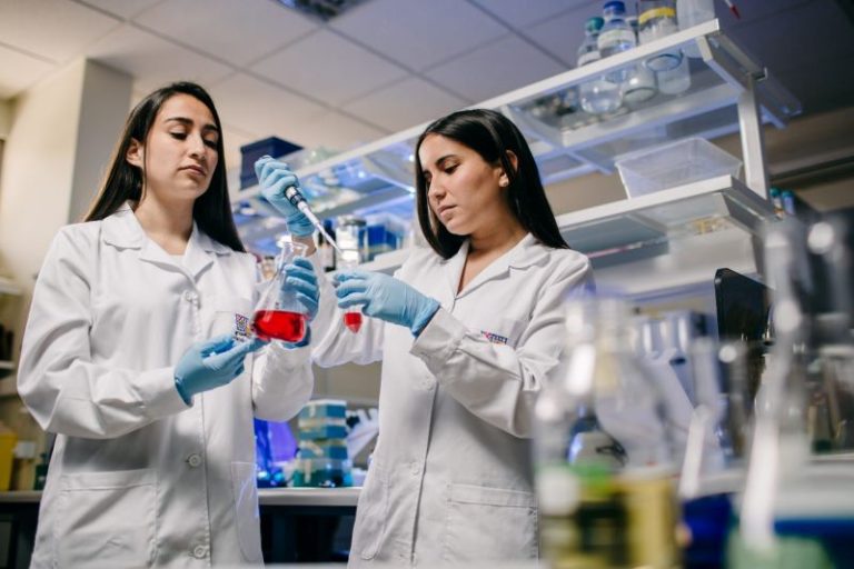 Abren postulación a becas para mujeres que estudian carreras STEM