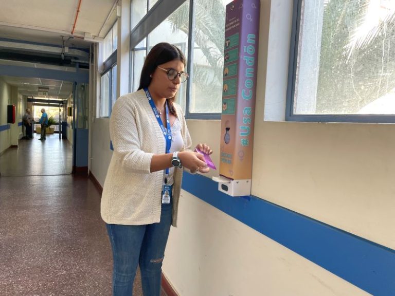 Instalan dispensador de condones femeninos en el municipio de Ovalle