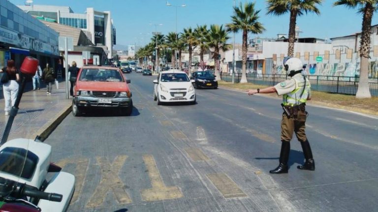 Detienen a sujeto que circulaba en vehículo con patente falsa