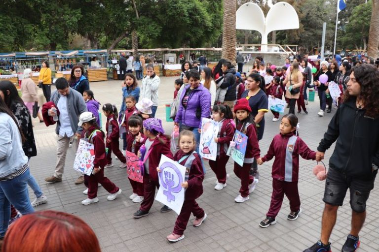 Con multitudinaria marcha familiar, Escuela Helene Lang conmemora el Mes de la Mujer