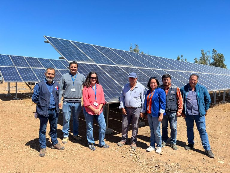 Instalación en Ovalle de sistema fotovoltaico de 180 paneles logra que usuarios de INDAP reduzcan costos de producción