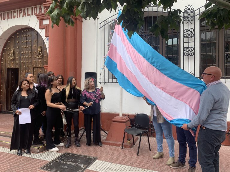 Con izamiento de bandera se conmemoran el Día  Internacional de la Visibilidad Trans
