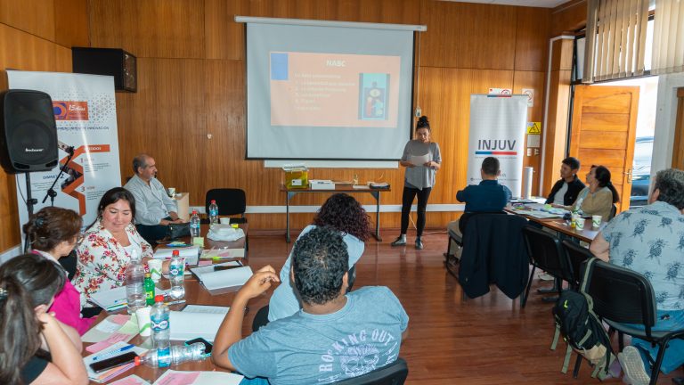 INJUV y Consultora Quinta Era enseñan novedoso método  de emprendimiento a alumnos de colegios y liceos de la  región