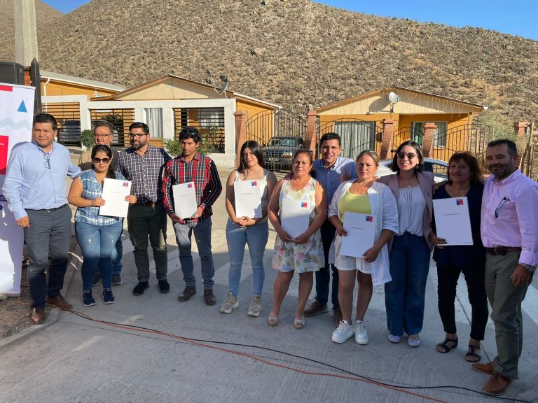 Entregan escrituras de viviendas a 23 familias de El Coipo  en Monte Patria