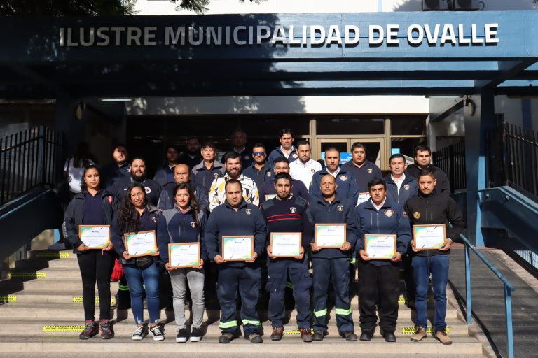 Municipio de Ovalle reconoció a bomberos que ayudaron en incendios forestales en el sur del país