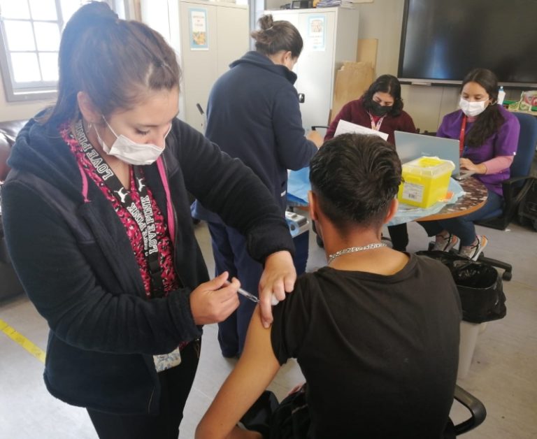 Jóvenes en proceso de reinserción recibieron vacunas contra la Influenza y dosis Covid-19