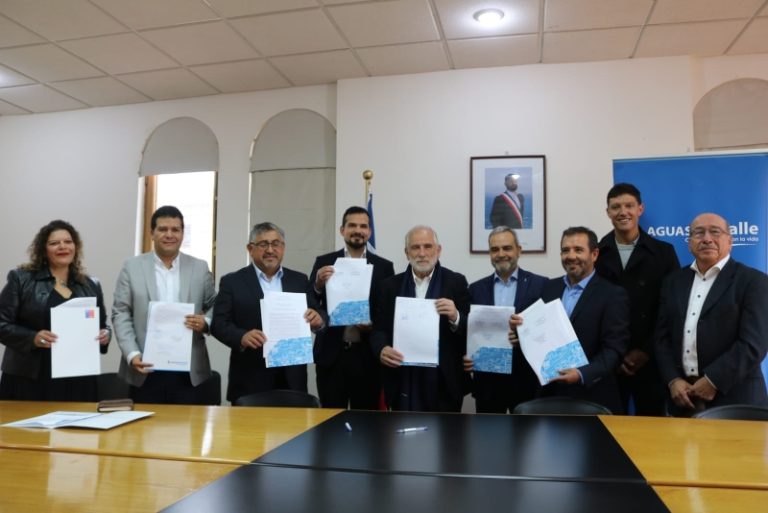 Minvu, Serviu y Aguas del Valle firman convenio que beneficiará a más de 12 mil familias de la región