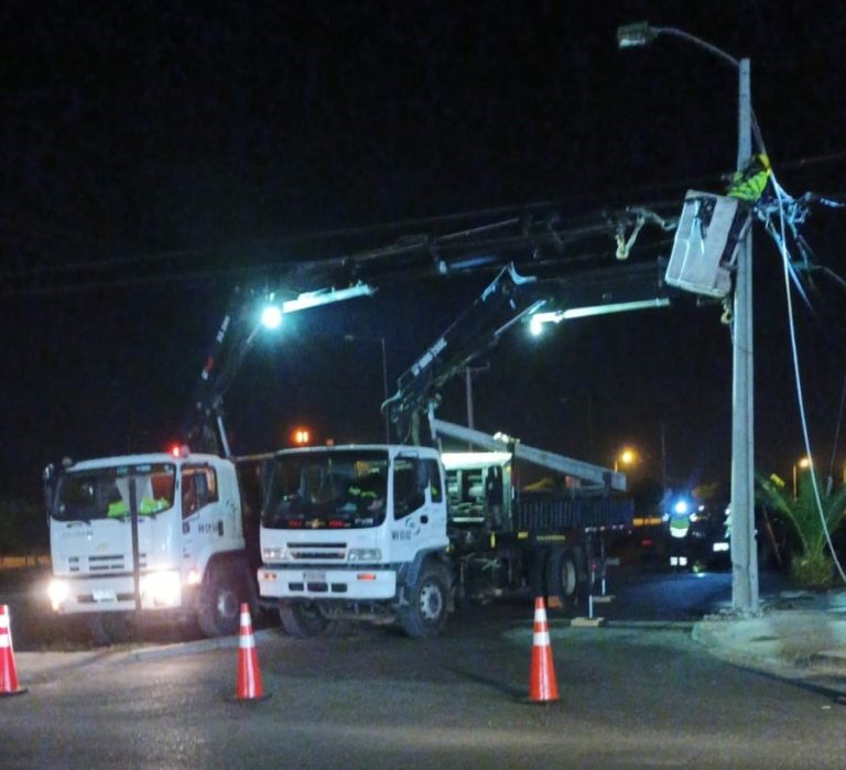 Robo de cables de cobre y choque con un poste deja a cientos de ovallinos sin suministro eléctrico