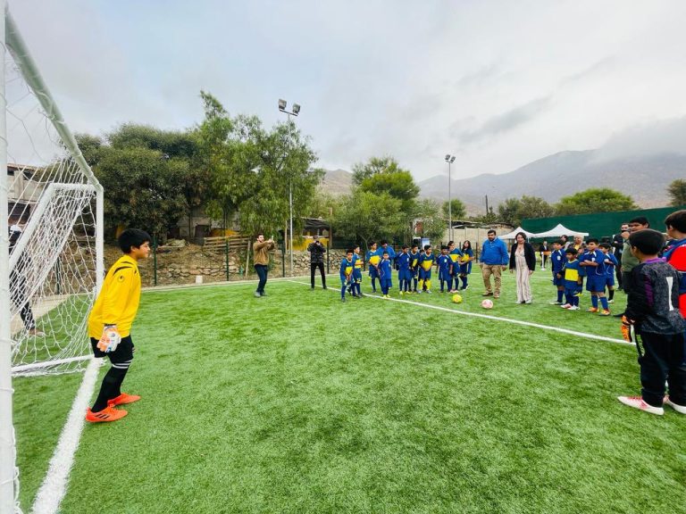 Gobernadora y alcalde dan puntapié inicial en nueva cancha de fútbol inaugurada en La Higuera  