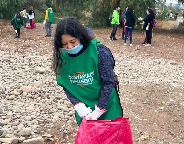 Estudiantes limpian la costanera de Ovalle como parte de las actividades de mechoneo