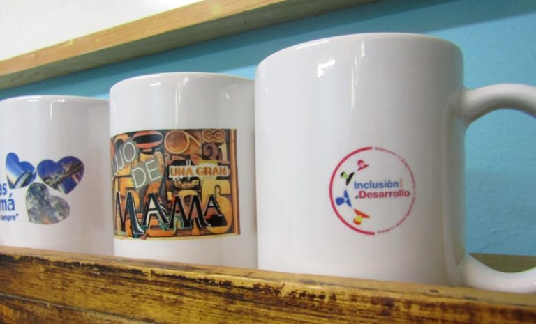 Jóvenes en proceso de reinserción diseñan tazones para regalar en el Día de la Madre