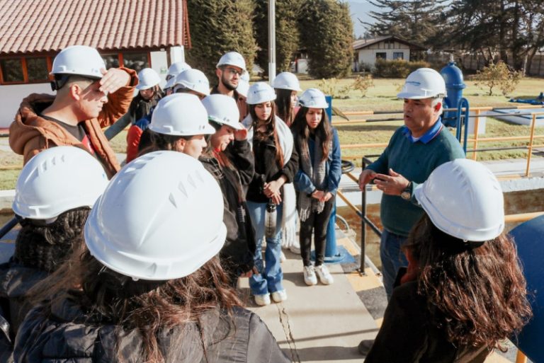 Estudiantes de Derecho de Universidad Santo Tomás visitan planta de Aguas del Valle