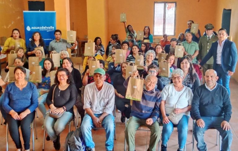 Vecinos de Combarbalá instalan duchas ecológicas para enfrentar la sequía con apoyo de Aguas del Valle