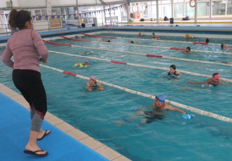 Club Acqua de La Serena implementa proyecto Fondeporte de natación para personas mayores