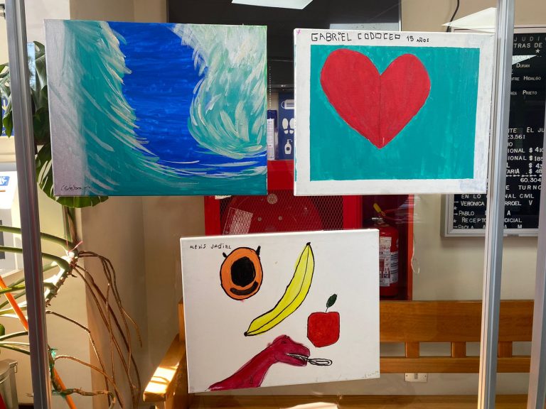 Adolescentes del sistema residencial exponen sus creaciones artísticas en juzgado de letras y familia de Illapel