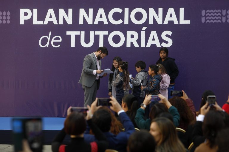 Gobierno lanza convocatoria de 20 mil voluntarios para fortalecer habilidades de lectura y escritura en escolares