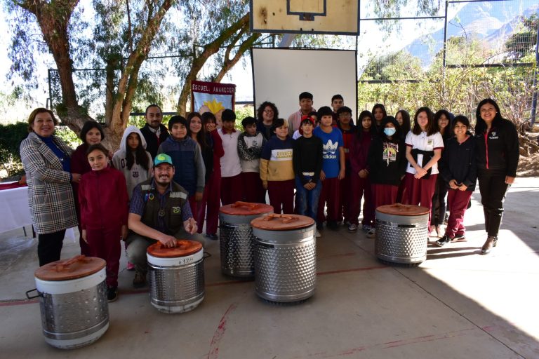 Escuelas de Río Hurtado reciben composteras para proteger sus entornos