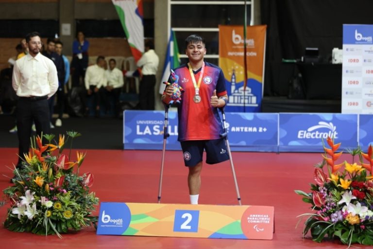 Ovallino Claudio Bahamondes paratenista de mesa doble medallista en Colombia
