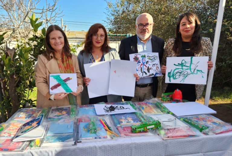 Niños, niñas y adolescentes de centros residenciales de protección reciben útiles escolares