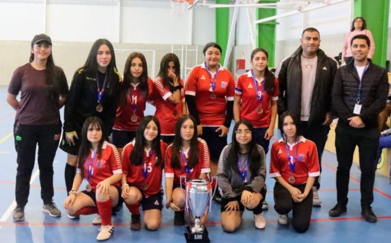 Selección femenina de Fútbol sala de Liceo Alejandro Álvarez Jofré se corona como campeona regional