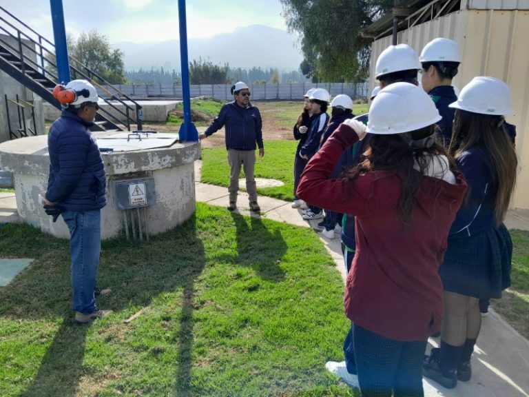 Alumnos del Colegio San Nicolás recorren planta de tratamiento de aguas servidas de Aguas del Valle
