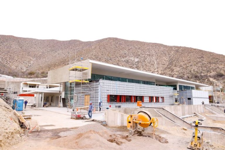 Cesfam de Carén y Parque Chañaral Alto de Monte Patria presentan más de un 90% de avance en obras  